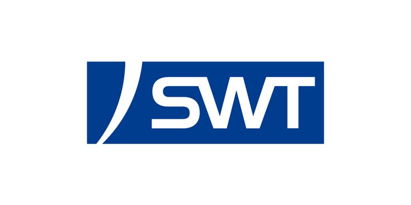 Logo der SWT: Ein dunkelblaues Rechteck, in dem rechts der weiße Schriftzug „SWT“ steht. Links neben den Buchstaben befindet sich eine geschwungene, vertikale weiße Linie, die das blaue Feld dynamisch unterteilt.