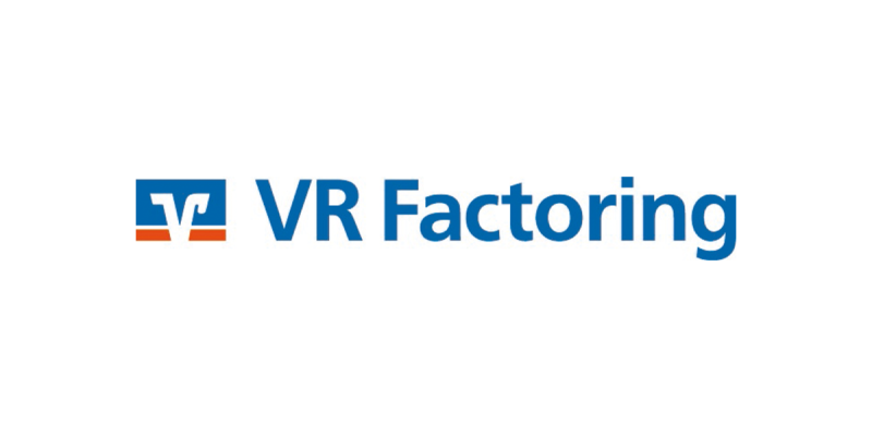 Logo von VR Factoring. Links befindet sich ein blaues Quadrat mit einem weißen VR‑Symbol und einem orangefarbenen Balken darunter. Rechts daneben steht der blaue Schriftzug ‚VR Factoring‘.